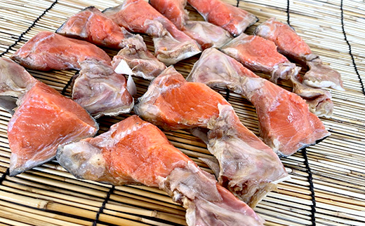 天然・紅鮭切身甘口かま1.0kg サケ さけ ご飯のお供 北海道 海産物 魚 お弁当 おかず カマ 朝食  F4F-2261