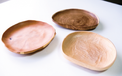 [No.5930-0211]木芸作家たまさんが造る　木のお皿　食器　皿　工芸品　ホタテの形　木のお皿　手作り　オホーツク　北海道　湧別町