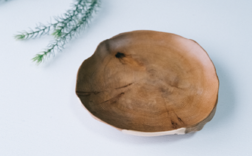 [No.5930-0211]木芸作家たまさんが造る　木のお皿　食器　皿　工芸品　ホタテの形　木のお皿　手作り　オホーツク　北海道　湧別町