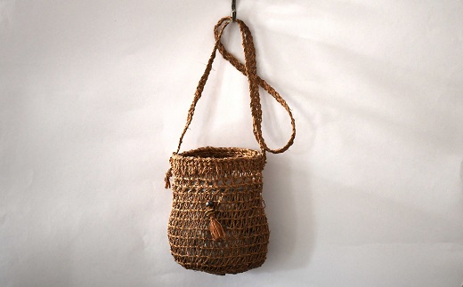 伝統工芸品の皮で作ったショルダーバッグです。巾253cm