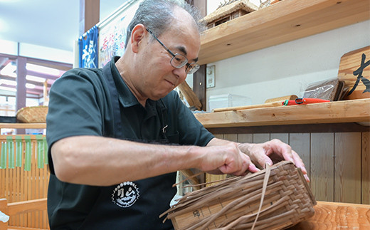 FYN9-834 ≪ご好評につき6ヶ月以上待ち≫ 山形県西川町 大井沢産 山葡萄籠 山ぶどうのつるカゴ バック大（約縦 23cm×横 33cm×まち 10cm 取っ手 13cm） 蔓籠 手作り 職人 やまぶどう 国産 月山 民芸品 伝統工芸品