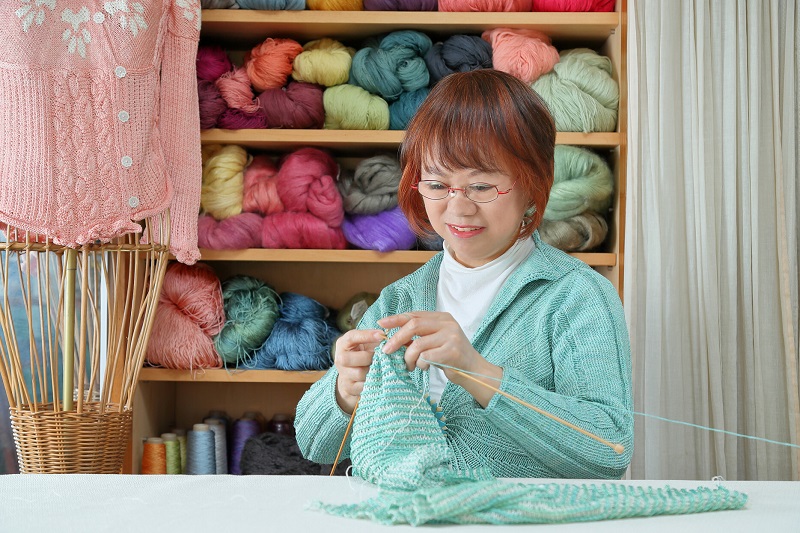 着丈55cm手編みセーター  編み物教室展示会で展示されました　草木染め糸使用