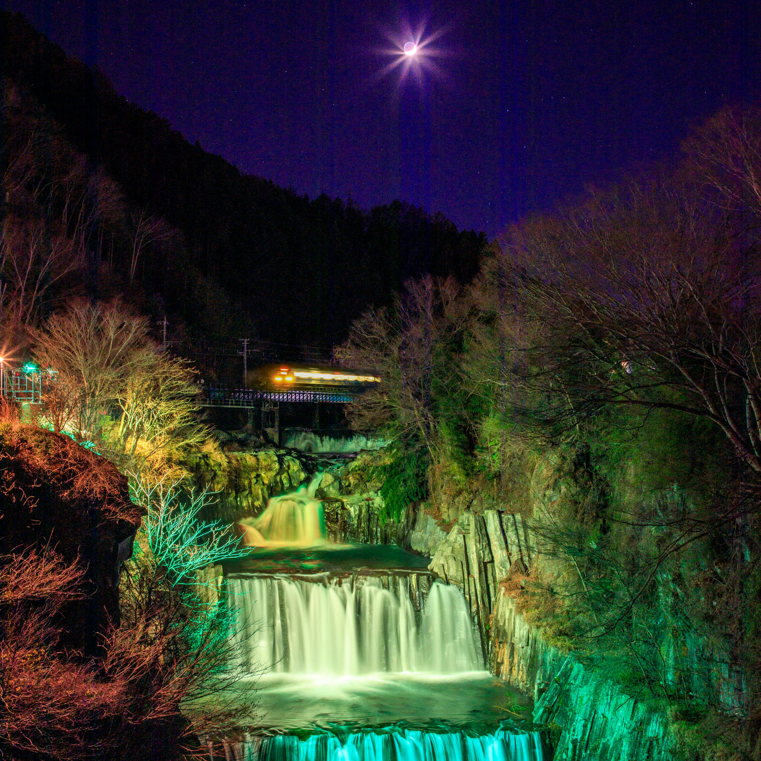 田原の滝（夜）