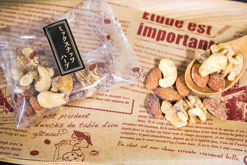 【大人の贅沢】無塩の素焼きナッツ・味付きナッツ　ギフトセット　6種12袋入り　H059-069