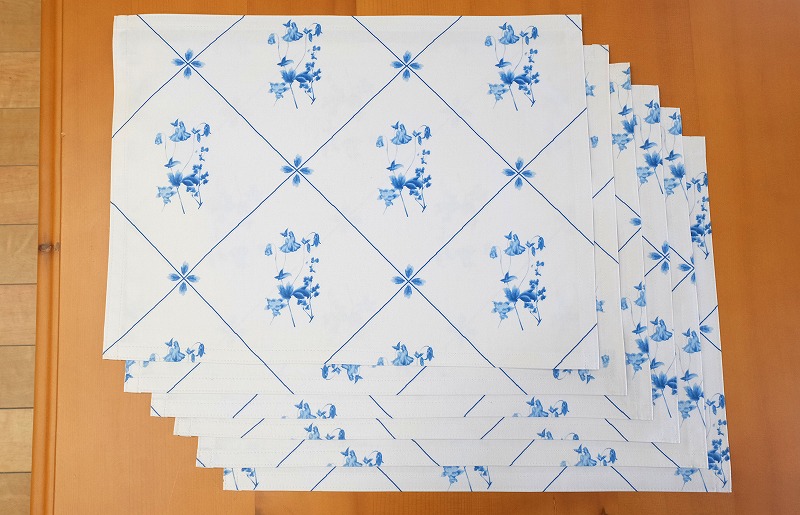 050F101 テーブルクロス（140×200cm）と拭き取れるランチョンマット（ブルー花束）6枚セット
