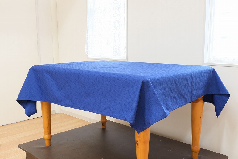 099H912 テーブルクロス（140×170cm）と拭き取れるランチョンマット（ブルー花束）4枚セット