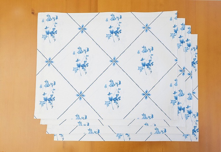 099H912 テーブルクロス（140×170cm）と拭き取れるランチョンマット（ブルー花束）4枚セット