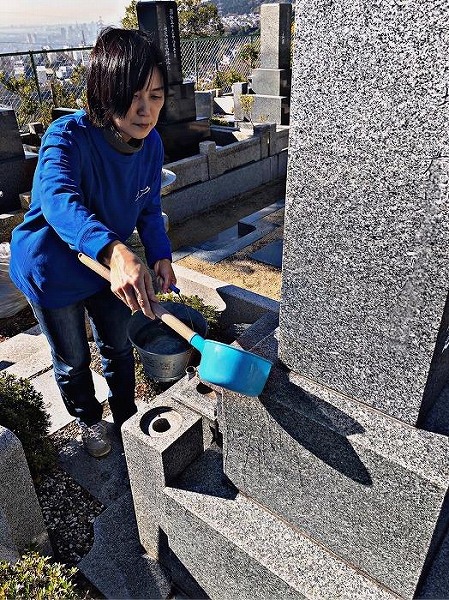 《神戸市内霊園限定》 お花屋さんが行う、お墓参り代行サービス 仏花・写真付き報告書