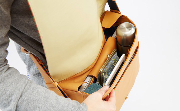 シンプルな本革メッセンジャーバッグ（B5サイズ）全4色