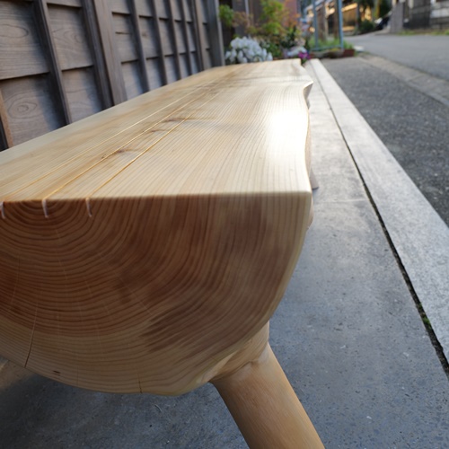 100年ヒノキのベンチ／枝をそのまま使用した磨き丸太ベンチ　一点物　ヒノキ　 天然素材　リビングベンチ　長椅子
