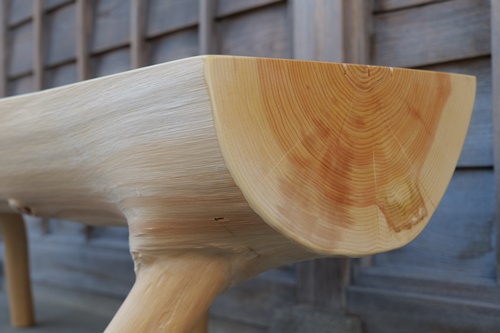 100年ヒノキのベンチ／枝をそのまま使用した磨き丸太ベンチ 一点物