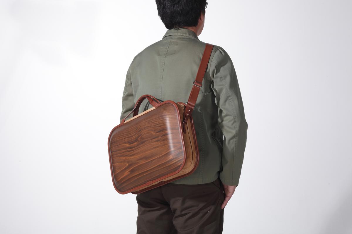 monacca-bag/Roots Landブラウン 木製 ビジネスバッグ 個性的 カバン 鞄 B4サイズ対応 スギ 間伐材 メンズ レディース ファッション プレゼント 贈り物 父の日 高知県 馬路村