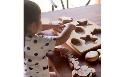 山のくじら舎 かくれんぼパズル うみべ 木製 玩具 赤ちゃん ベビー 幼児 男の子 女の子 ギフト 包装 ラッピング プレゼント 贈り物 贈答 出産祝い 誕生日祝い のし 熨斗対応 高知県産