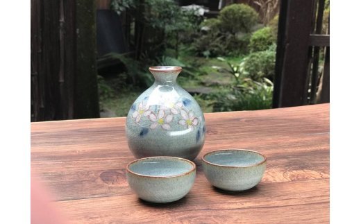 【伊万里焼】染付桜文 貫入造り半酒器 H683