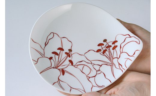 【伊万里焼】線描きカサブランカ・バラ変形皿（色・柄選択、どちらか１枚をお届け） H739