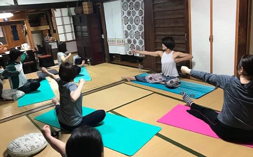 【ヨガ体験】ご自分のための癒し時間 〜 ヨガ と よもぎ蒸し 体験チケット 〜 タイ式ヨガ 体験教室 リラックス ＆ リフレッシュ 健康 075-0441